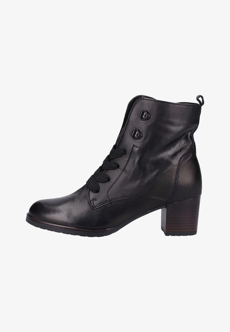 Bottine en cuir noir avec talon épais, lacets sur le côté et deux œillets métalliques en forme de crochet près du haut, sur fond blanc.