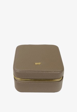 Custodia per gioielli quadrata in pelle conciata di colore marrone chiaro, con zip dorata e piccolo logo dorato. Design compatto, adatta per riporre e viaggiare.