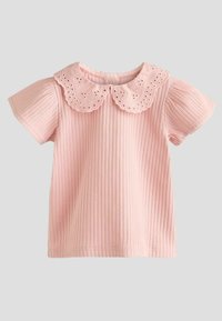 Lyserød ribbet T-shirt med korte ærmer, der har en scalloped krave med broderede detaljer. Blød tekstur, tætsiddende design og rund halsudskæring.