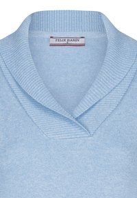 Pullover lavorato a maglia blu chiaro con colletto a scialle a coste e tessuto testurizzato. Presenta un'etichetta con il marchio "FELIX HARDY" e la taglia "S."