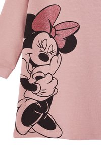 Rosa Sweatshirt mit einem großen schwarzen und glitzernden pinken Grafik eines Cartoon-Charakters auf der Vorderseite. Weicher Stoff mit langen Ärmeln.
