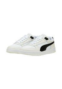 Sneaker in pelle bianca con dettagli neri, punta arrotondata, design con lacci piatti, collare imbottito e suola in gomma testurizzata.