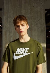 Nike Sportswear TEE ICON FUTURA  - T-shirt estampada - rough green/white
