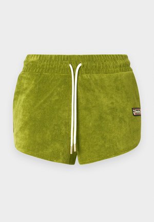 Zaļas frotē šorti ar auklas jostasvietu, baltu auklu un zelta metāla galiņiem; sānos redzama maza logotipa uzlīme.