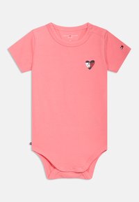 Βρεφικό ολόσωμο ρουχαλάκι κοντομάνικο σε κοραλί ροζ απόχρωση με εκτύπωση πολύχρωμου χαμογελαστού προσώπου σε σχήμα καρδιάς στο στήθος και κουμπώματα ασφαλείας στο κάτω μέρος.