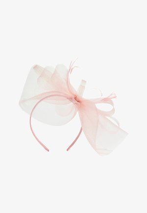 Rožinė plaukų juosta su dideliu permatomu tiulio kaspinu ir subtiliomis plunksnų detalėmis, sukurta kaip dekoratyvi plaukų aksesuaras.