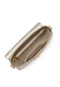 Borsa a tracolla metallica oro con finitura testurizzata, dotata di un compartimento principale e una tasca a soffietto, foderata in tessuto beige.
