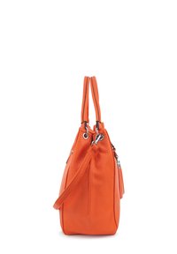 Oranje gestructureerde leren handtas met dubbele handvatten aan de bovenkant, een verstelbare schouderriem, zilverkleurige hardware en een zijtassel detail.