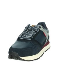 Sneaker in suede e materiale sintetico blu navy con accenti grigi, presenta lacci a righe e suola color bordeaux. La parte superiore è texturizzata e la suola esterna è in gomma resistente.