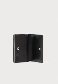 Juodas odinis piniginė su spaustuku, turinti kelias kortelių kišenes ir glotnią tekstūrą. Matomi vidaus ir išorės siūlės.