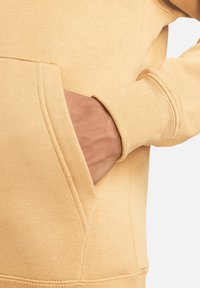 Nike Sportswear SPORTSWEAR CLUB FLEECE - Sweatshirt com capuz - gold