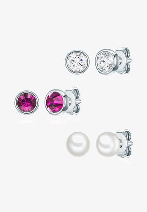 Conjunto de cuatro pendientes que incluyen dos piedras preciosas redondas rosas y dos transparentes con base de plata, además de dos perlas redondas blancas brillantes.