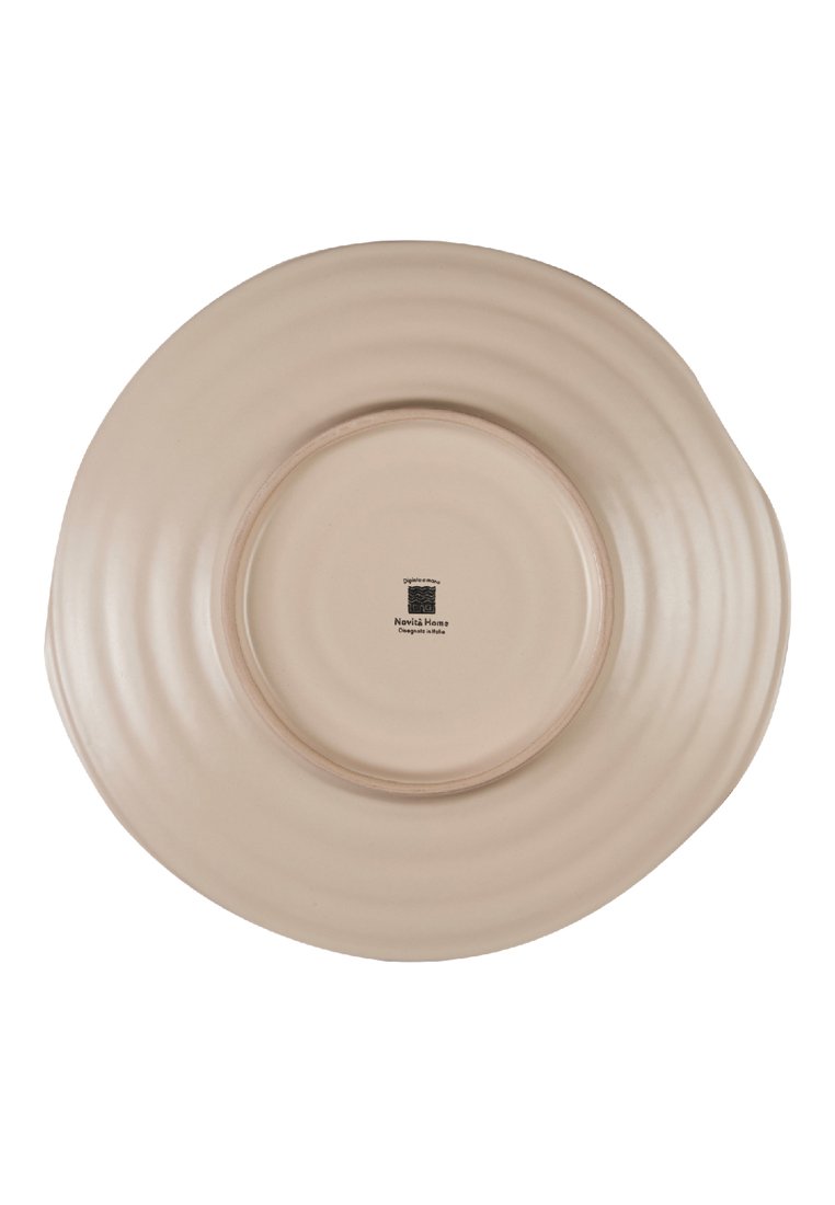 Runder, beigefarbener Keramikteller mit einer strukturierten, gerippten Oberfläche und einem leicht unregelmäßigen Rand. In der Mitte befindet sich ein kreisförmiger Grill und ein Markenlogo.