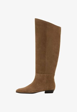Botte en suede marron hauteur genou avec un bout pointu, un talon plat, une texture lisse et un design simple et élégant. Pas de matériel visible ni d'ornements.