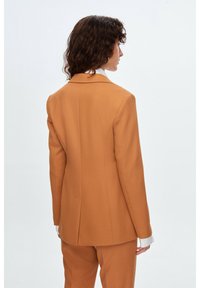 adL JULIA - Bleiseri - camel