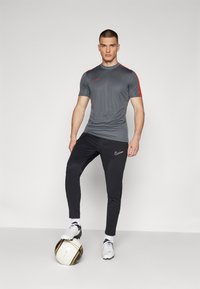 Nike Performance TOP  - Camiseta deportiva - iron grey/dragon red