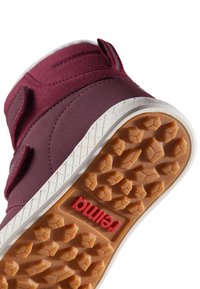 Burgundowe sneakersy typu high-top z tkaninowym wierzchem, rzepami, teksturowaną gumową podeszwą oraz czerwonym logo z boku.