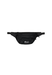 Musta kangasvyölaukku, jossa on kaareva muoto. Siinä on kaksi vetoketjullista taskua, säädettävä hihna ja etupuolella logotunnus.