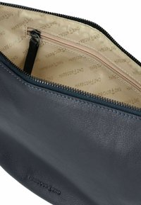 Borsa in pelle nera con zip visibile, foderatura interna in tessuto beige stampata con il logo "HARBOUR 2ND" e tasca interna con zip.