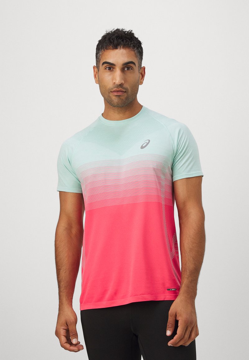 Treningst-skjorte med korte ermer i lyseblå og rosa gradient, med et teksturert mønster og en liten logo på brystet.