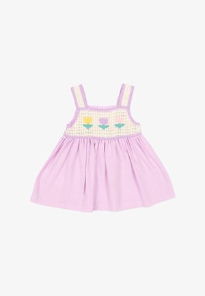 Vestido sin mangas para niña pequeña en color púrpura claro con corpiño de crochet decorado con diseños de flores amarillas, moradas y rosas, y hojas verdes.