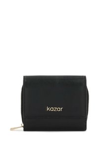 Portafoglio in pelle nera con chiusura a zip, presenta un logo dorato sulla parte anteriore e un design compatto e rettangolare. Texture liscia con dettagli di cucitura.