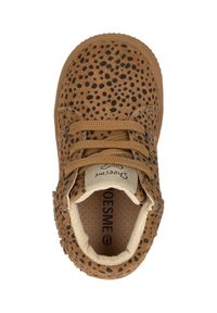 Bruine suède schoenen met een gespikkeld patroon, ronde neus, vetersluiting en zachte voering. Textuurondergrond voor grip.