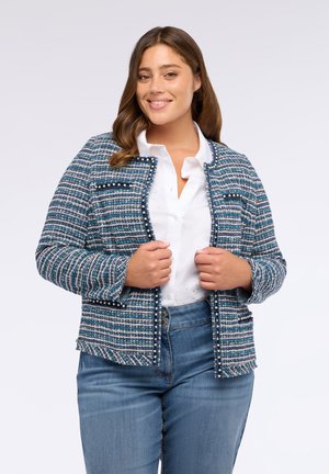 Blauw-witte tweedjasje met een gestructureerd ontwerp, versierd met parelachtige accenten langs de randen en mouwen, met een sluiting aan de voorkant.