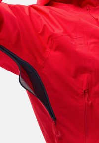 Veste imperméable rouge avec une poche en mesh sur le côté, dotée d'un zip central et d'une capuche à cordon de serrage pour un ajustement réglable.