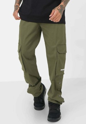 Olijfgroene cargobroek met zakken, klepsluitingen en drukknoopjes. Gemaakt van duurzaam materiaal, met een taps toelopend ontwerp en een comfortabele pasvorm.