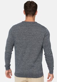 Grauer Strickpullover mit langen Ärmeln, rundem Halsauschnitt und gerippten Bündchen. Verfügt über einen strukturierten Stoff mit einem dezenten Muster.