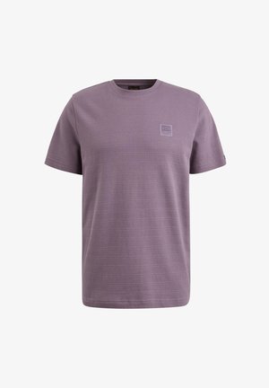 Fialové tričko s krátkým rukávem vyrobené z texturované látky, s malou nášivkou loga na levém prsu a kulatým výstřihem.