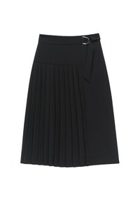 Zwarte jurk tot op de knie met plooien aan één kant en een riem met een zilveren gesp op de taille.