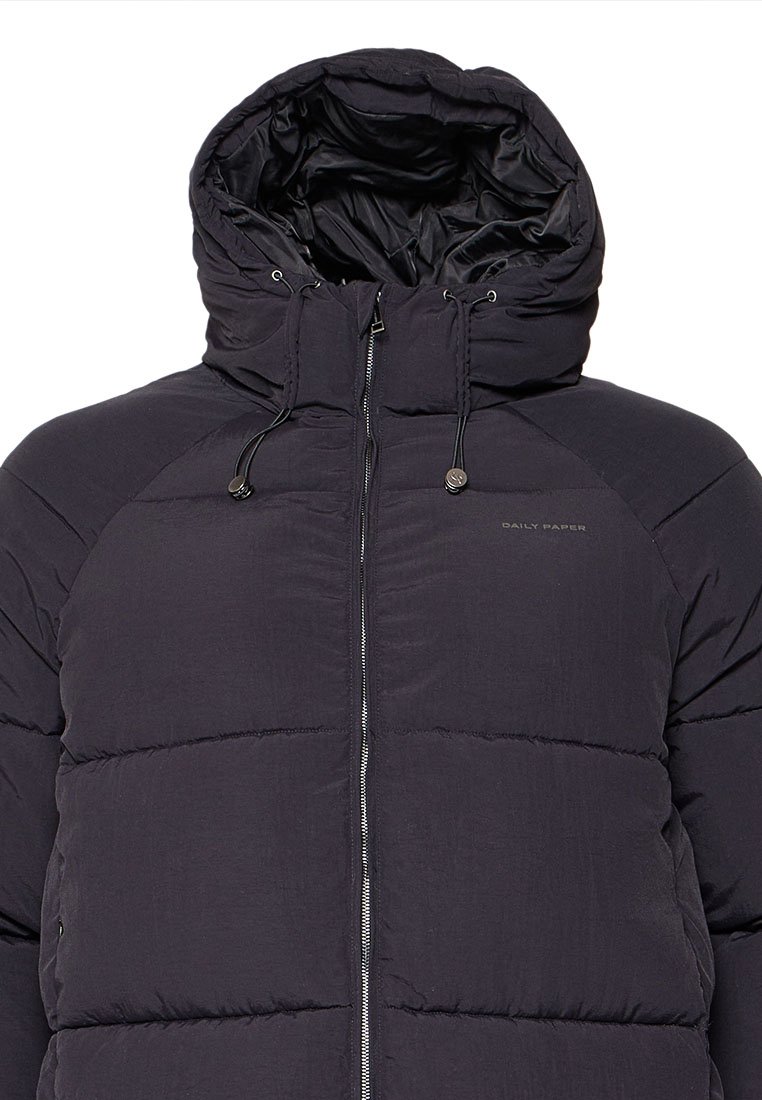 Zwarte pufferjack met hoge kraag, ritssluiting aan de voorkant, elastische trekkoorden en gequiltde textuur voor isolatie. Opvallende branding: Daily Paper.