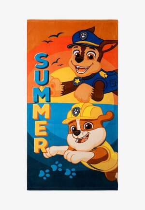 Asciugamano con cani dei cartoni animati in uniforme di polizia e costruzione. Testo in grassetto che dice "ESTATE" in blu e arancione sopra i personaggi.