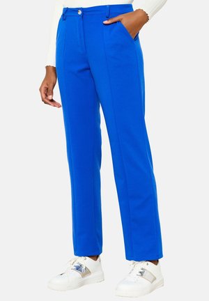 Pantalons taillés bleus avec une coupe droite, fabriqués dans un tissu lisse. Comprend des poches latérales et une fermeture à bouton à la taille.
