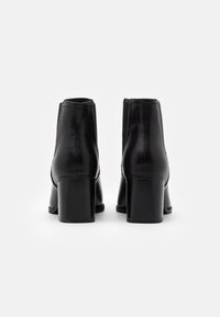 Tamaris Botines bajos - black