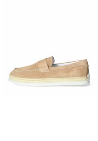 Mocassini in camoscio beige con una suola piatta in stile espadrilles e dettagli intrecciati in juta. Presentano un accento cucito sulla tomaia e un design slip-on.
