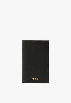 Čierna textúrovaná kožená peňaženka so zlatým vyrazeným logom „REISS“ v dolnej strede, obdĺžniková a zložená zatvorená.