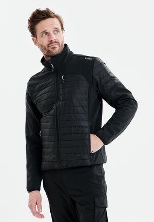 Sort jakke med et quiltet frontpanel og glatte ærmer, der har høj krave, lynlåslommer og subtil branding på skulderen.