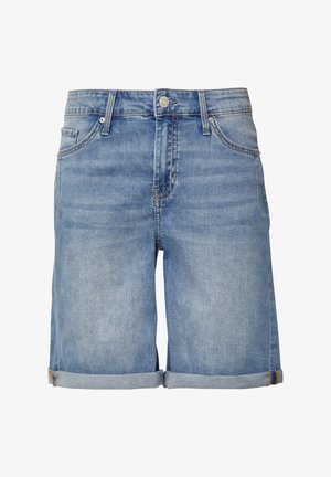 Shorts en denim bleu clair, avec une coupe classique, des ourlets retroussés, des poches à l'avant et à l'arrière, et une fermeture à bouton sur le devant.