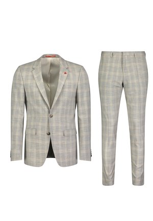 Lichtgrijze blazer en broek met een subtiel ruitpatroon. Voorzien van enige notched revers, twee voorkiepockets en een klein rood logo accent.