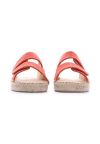 Sandales espadrilles corail avec deux larges brides croisées en tissu, semelle en jute tressé et un design plat et ouvert pour la respirabilité.