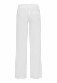 Pantalon blanc ample avec une taille élastique, deux poches latérales et une poche passepoilée arrière sur un fond uni.