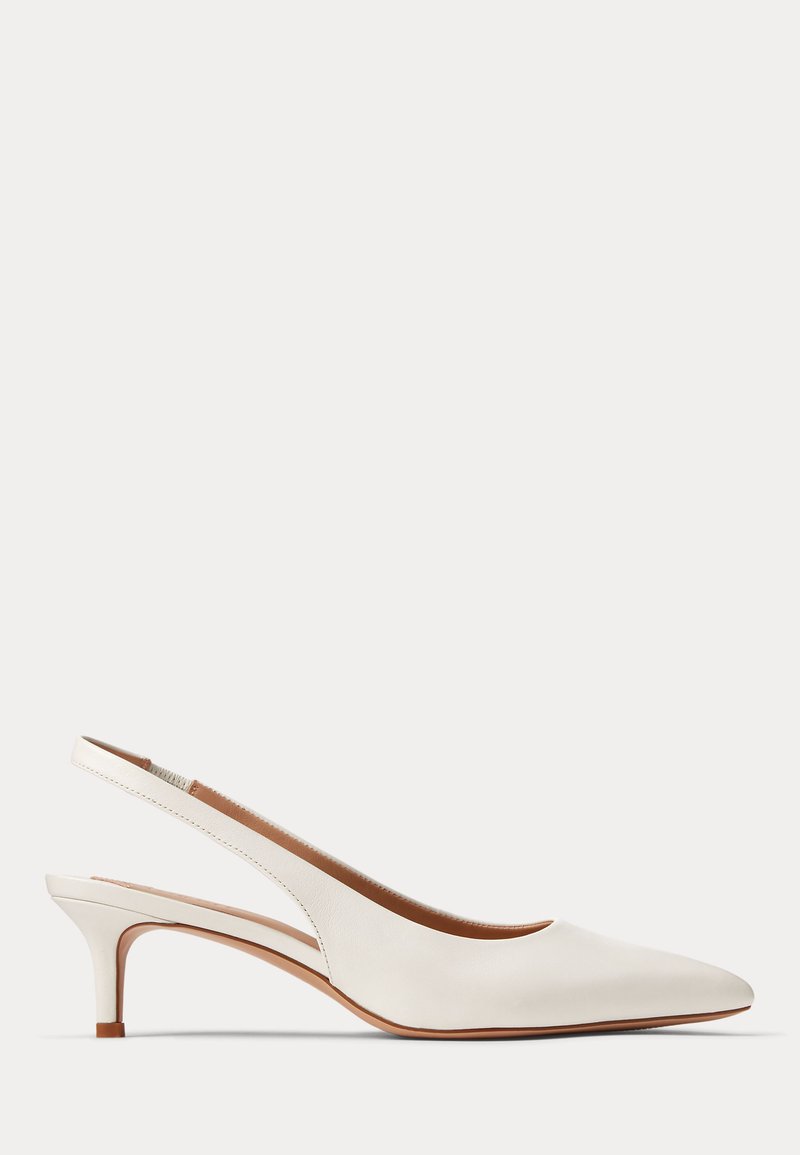 Weißer Lederslingback-Kittenheel-Schuh mit spitzer Schuhspitze und niedrigem Absatz auf hellem, einfarbigem Hintergrund.