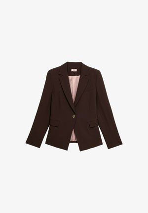 Blazer marrón a medida con dos bolsillos frontales, cierre de un solo botón y forro interior rosa claro; cuenta con un diseño clásico de solapa con muesca.