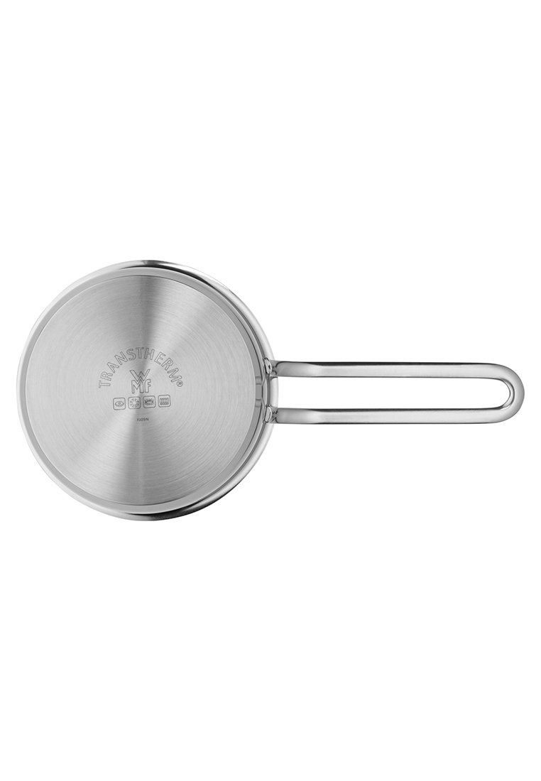 Edelstahlkochtopf mit flachem Boden, zwei Grifff Design, glatte Oberfläche und eingravierte Markenbezeichnung am Boden.