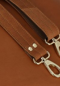 Plevier EDGE  RFID SCHUTZ LAPTOPFACH - Aktetas - cognac