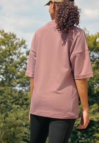 Next OVERSIZED LONGLINE - REGULAR FIT - Marškinėliai su spaudiniu - pink