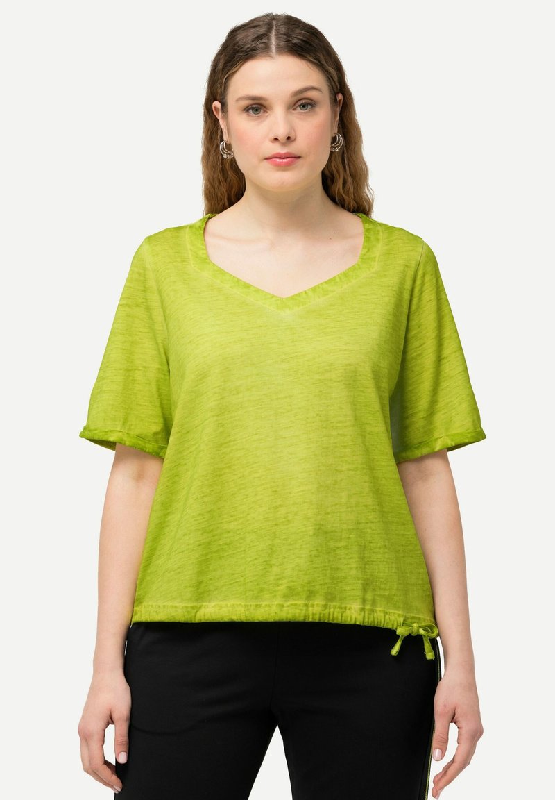 Zelený lněný krátký rukáv top s výstřihem do V a stahovací šňůrkou na spodním lemu. Má jemnou texturu a volný střih, ideální na volnočasové nošení.